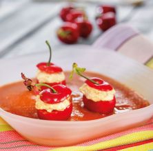 Cireres farcides de mascarpone amb sopa de nespres