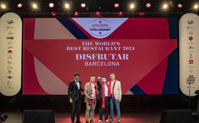 Oriol Castro, Eduard Xatruch i Mateu Casañas recullen el premi que reconeix el Disfrutar com a millor restaurant del món