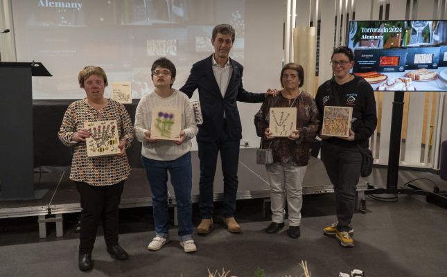 Ferran Alemany, gerent de Torrons i Mel Alemany, amb les guanyadores