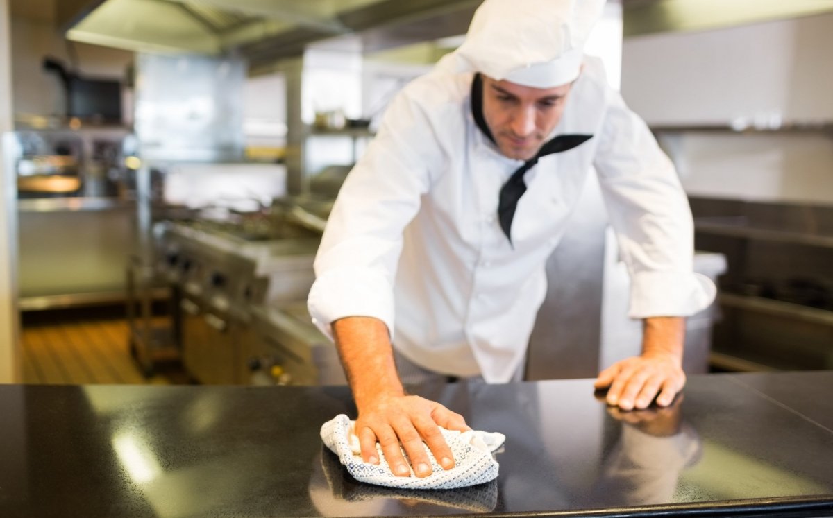 Chef limpiando la cocina / Thinkstock