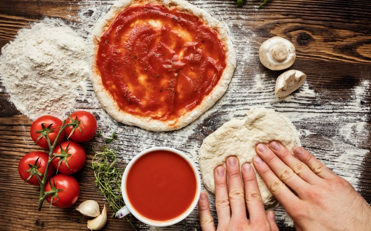Preparant pizza artesana
