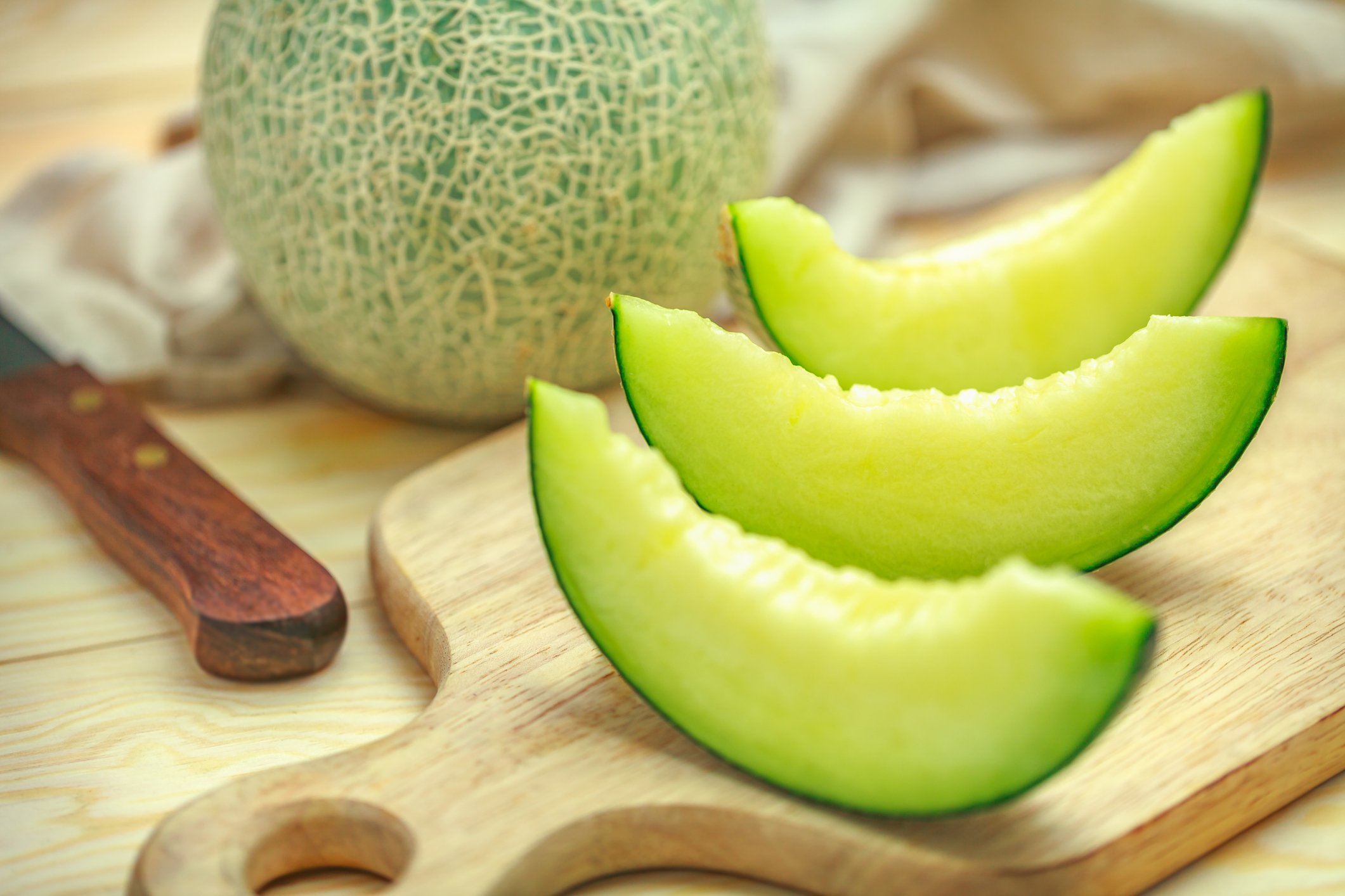 Мелон это. Honeydew Melon. Дыня зеленая. Дыня нарезанная. Дыня фото.