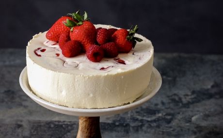 Pastel de chocolate blanco con fruta roja